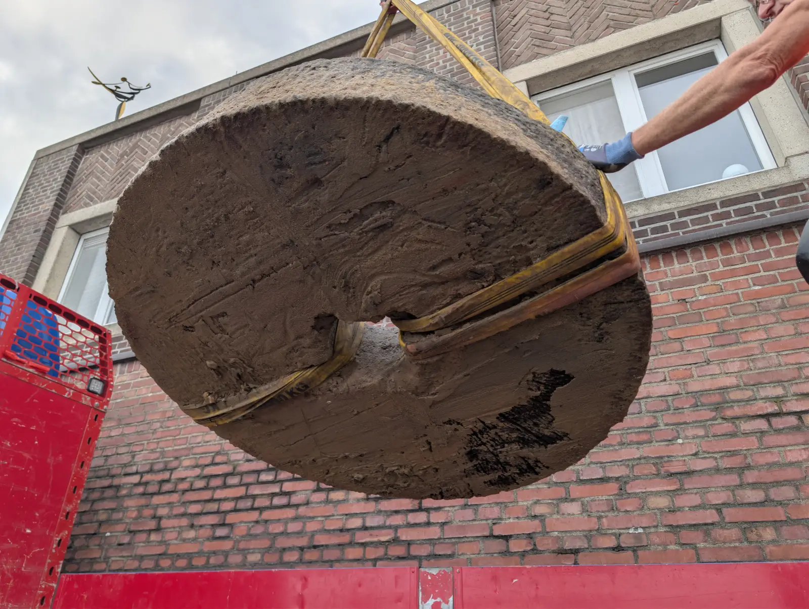 Auf der Unterseite lässt sich die Struktur des Mühlensteins erahnen und damit vielleicht auch, ob er je in einer Mühle lief. Foto: ah