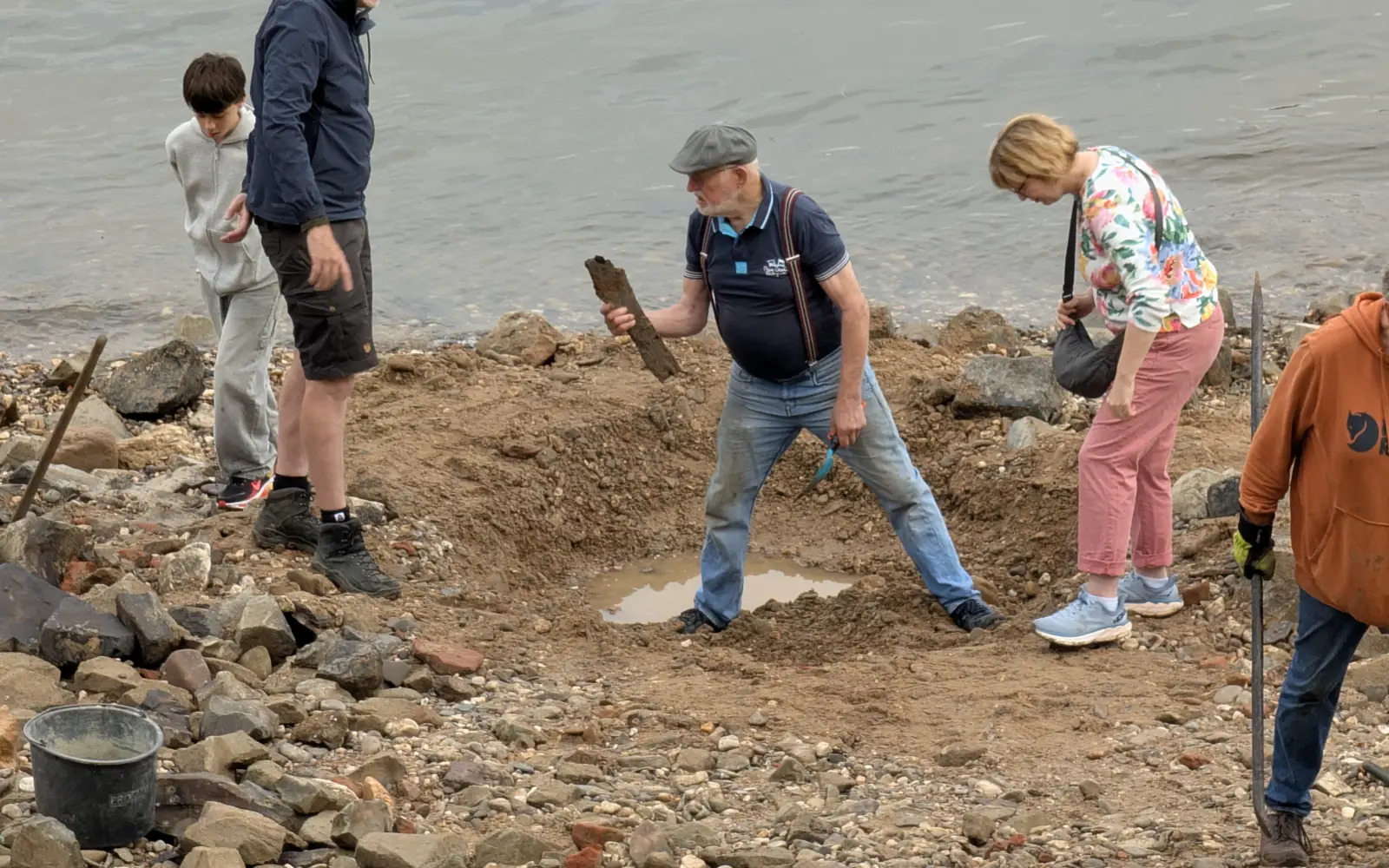 Nebenbei wurden an der Fundstelle auch ein Holzstück und viele Tonscherben gefunden. Foto: ah