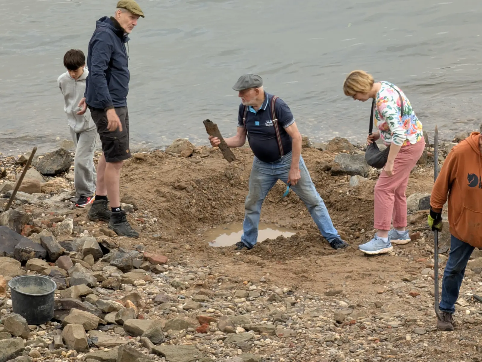 Nebenbei wurden an der Fundstelle auch ein Holzstück und viele Tonscherben gefunden. Foto: ah