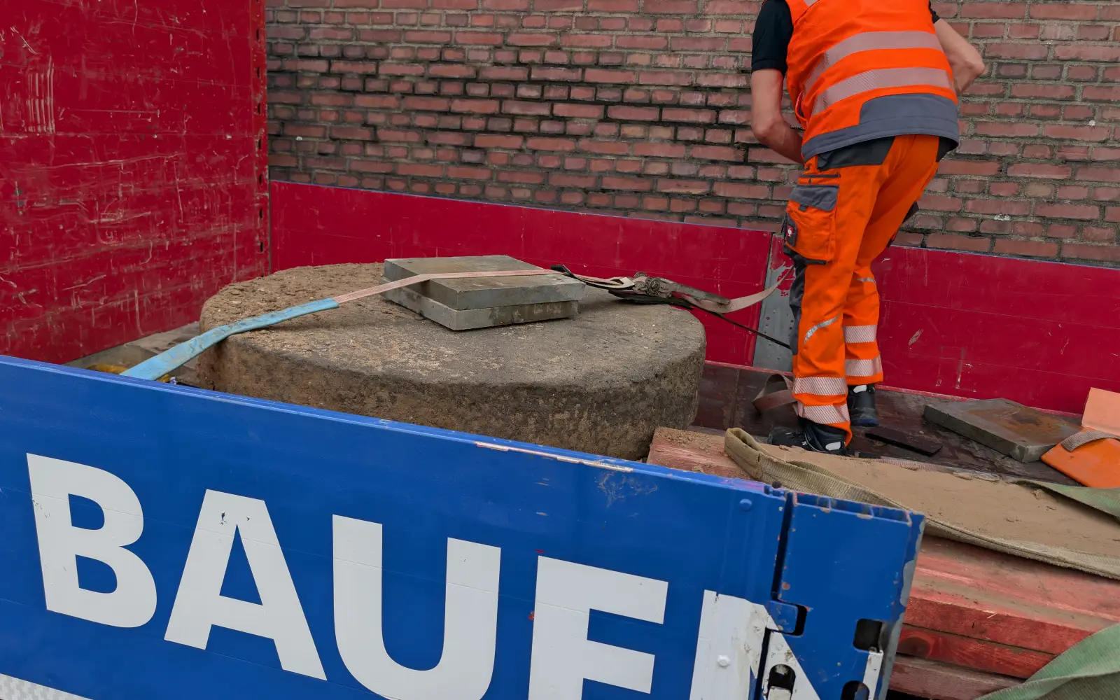 Für den Abtransport wird der Mühlenstein auf der Ladefläche des Kran-Lkw gesichert. Foto: ah
