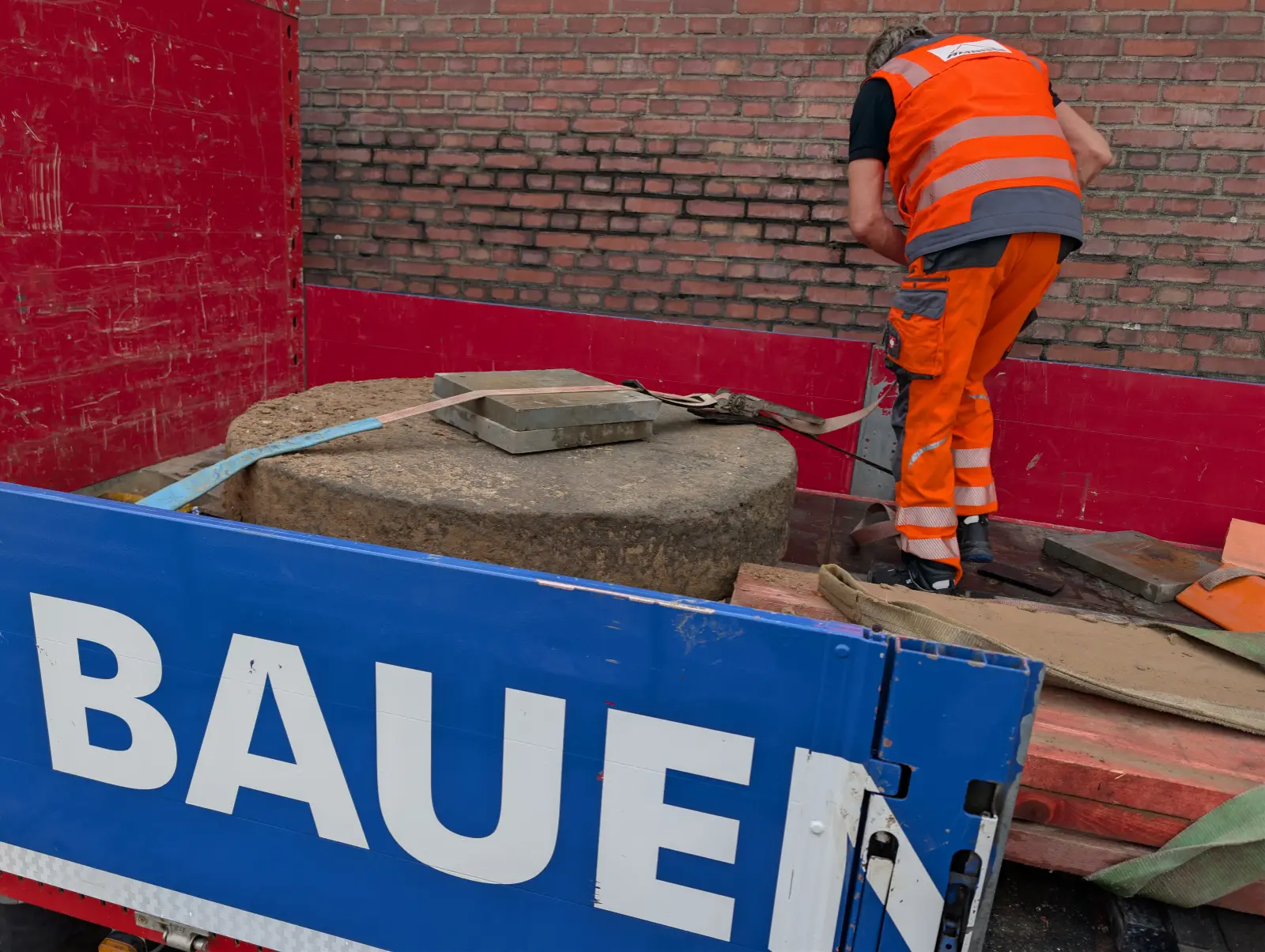 Für den Abtransport wird der Mühlenstein auf der Ladefläche des Kran-Lkw gesichert. Foto: ah
