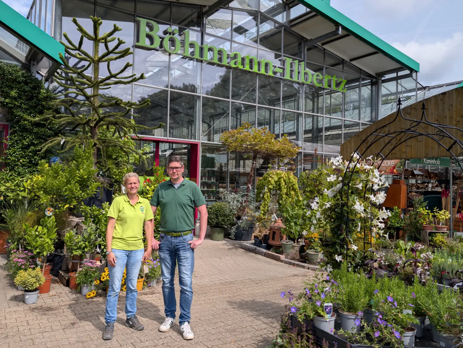 Stephanie Ilbertz-Windhövel und Michael Windhövel führen das Gartencenter Böhmann-Ilbertz an der Duisburger Landstraße 24 in Wittlaer, zum Jahresende schließt der Betrieb nach mehr als vier Jahrzehnten. Foto: ah