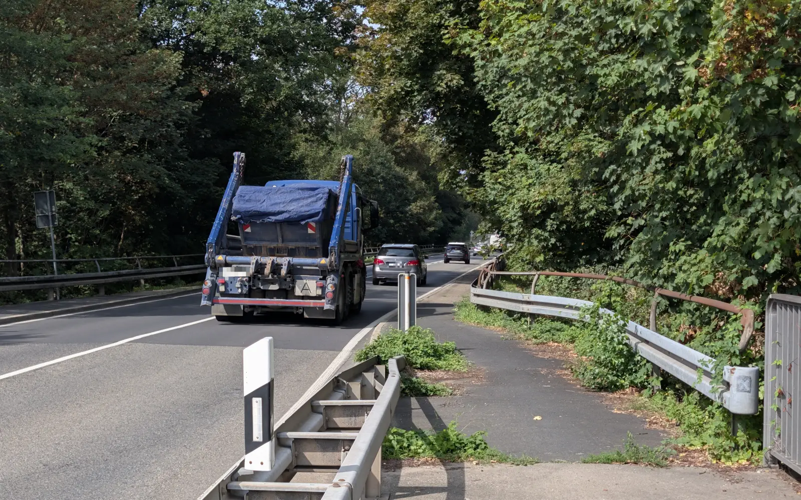 Der Radweg nach Ratingen hat an der Kalkumer Schlossallee einen gefährlichen Engpass