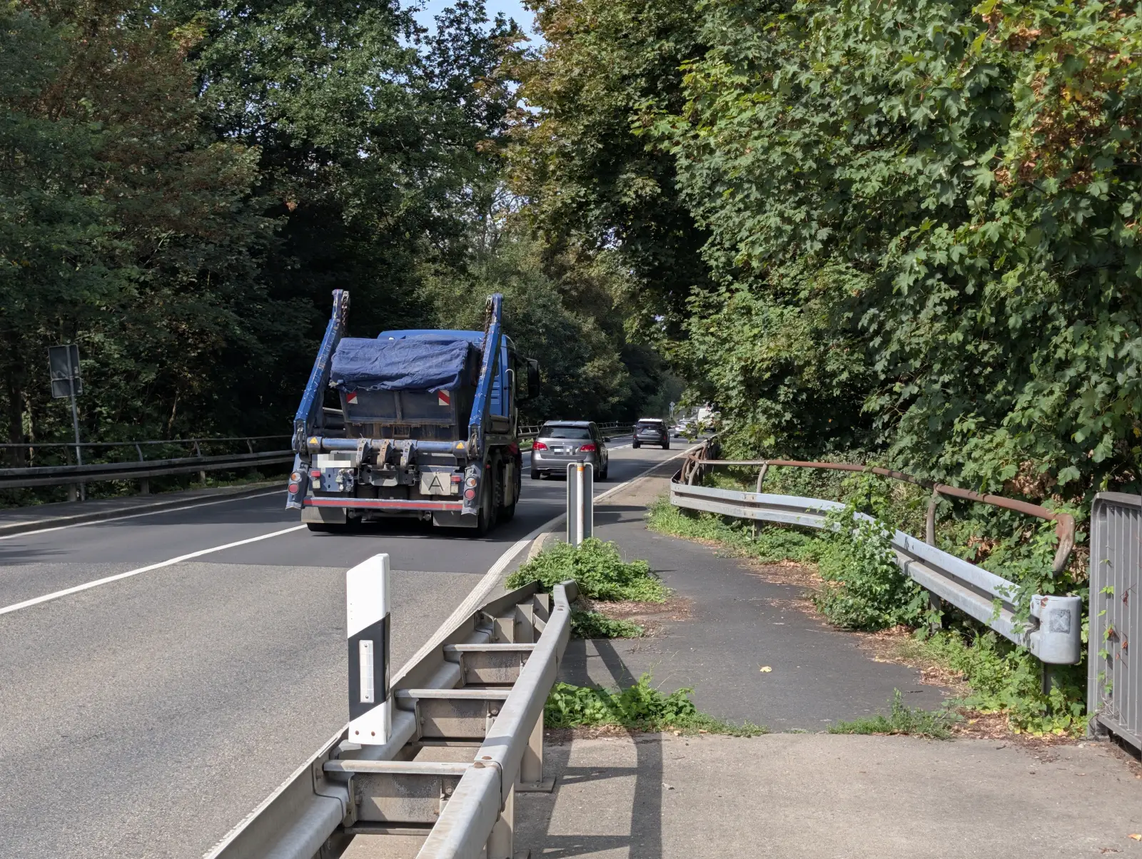Auf der Rampe der Bahnbrücke an der Kalkumer Schlossallee bleibt Radfahrern nur ein schmaler Streifen ohne Abstand zum mindestens 70 km/h schnellen Verkehr, die Bezirksvertretung 5 hatte eine Verbreiterung schon vor Jahren beantragt. Foto: ah