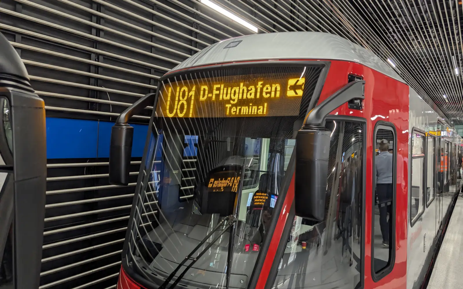 Die U81 steht zur Eröffnungsfahrt am Bahnsteig des U-Bahnhofs Flughafen Terminal bereit, an Messetagen pendelt sie in knapp sieben Minuten zur Merkur Spiel-Arena. Foto: ah