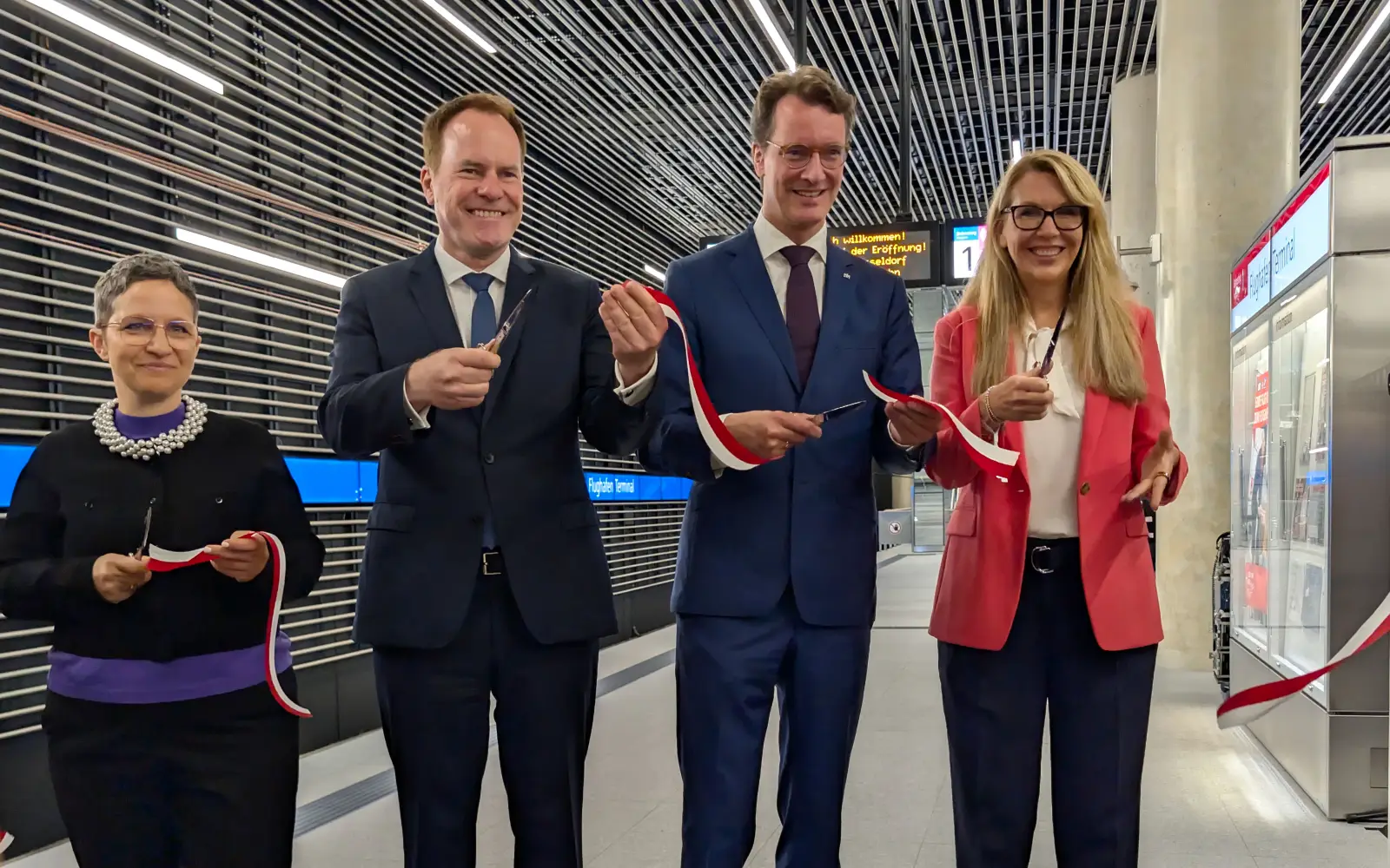Mit dem Banddurchschnitt ist die neue Stadtbahnverbindung U80/U81 in Betrieb gegangen. (von links): Dr. Claudia Elif Stutz, Staatssekretärin im Bundesministerium für Verkehr, Oberbürgermeister Dr. Stephan Keller, NRW-Ministerpräsident Hendrik Wüst und Rheinbahn-Vorständin Annette Grabbe. Foto: ah