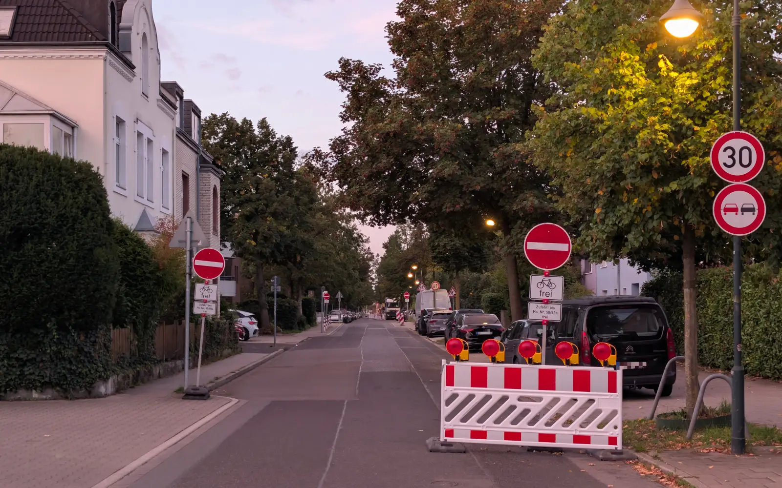 Seit Montag, 31. August, wird der Kanal unter der Alten Landstraße in Kaiserswerth saniert, in Fahrtrichtung Düsseldorf ist die Straße bis in den November gesperrt. Foto: ah
