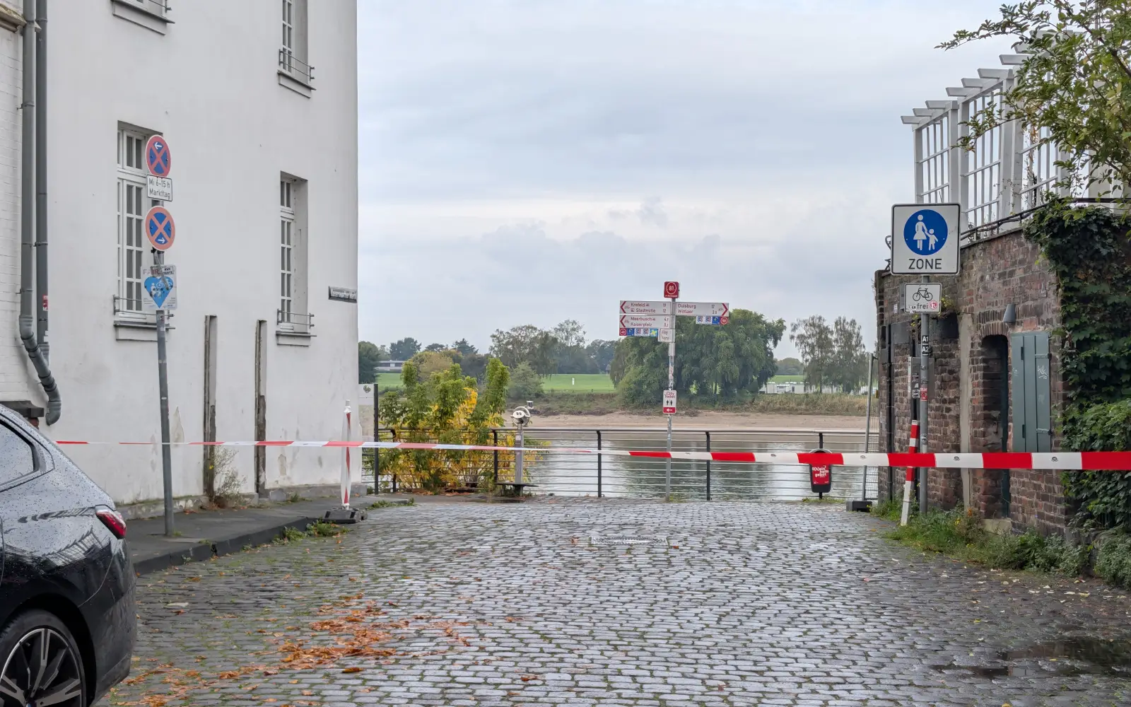 Flatterband sperrt am Donnerstagmittag eine Gasse zum Kaiserswerther Rheinufer nahe dem Fundort der Panzerfäuste ab. Foto: ah