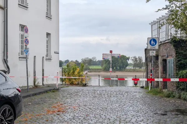 Flatterband sperrt am Donnerstagmittag eine Gasse zum Kaiserswerther Rheinufer nahe dem Fundort der Panzerfäuste ab. Foto: ah