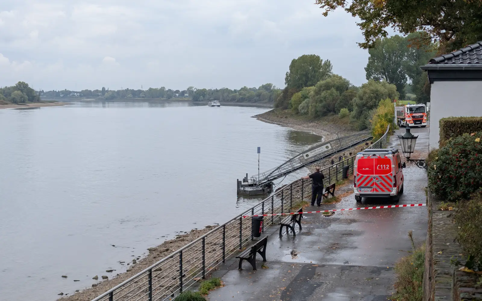 Kampfmittelfund in Kaiserswerth: Drei Panzerfäuste am Schiffsanleger sind gesprengt