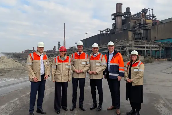 Die Besuchergruppe stellte sich vor dem Baufeld zum Gruppenbild auf (von links): HKM-Geschäftsführer Andreas Betzler, IG Metall-Vorsitzende Christiane Benner,  NRW-Ministerpräsident Hendrik Wüst (CDU), Ministerpräsident Olaf Lies (Niedersachsen, SPD), Gunnar Groebler (Vorstandsvorsitzender der Salzgitter AG) und die Duisburger Landtagsabgeordnete Jule Wenzel (Grüne). Foto: ah