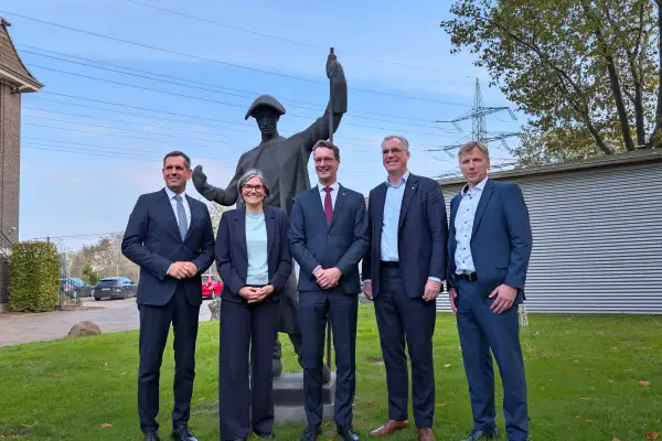 Das Foto vor der Bergmannsfigur auf dem HKM-Gelände in Hüttenheim ist für Besuchergruppen obligatorisch. Das galt auch am Montag, 19. Oktober. Foto: ah