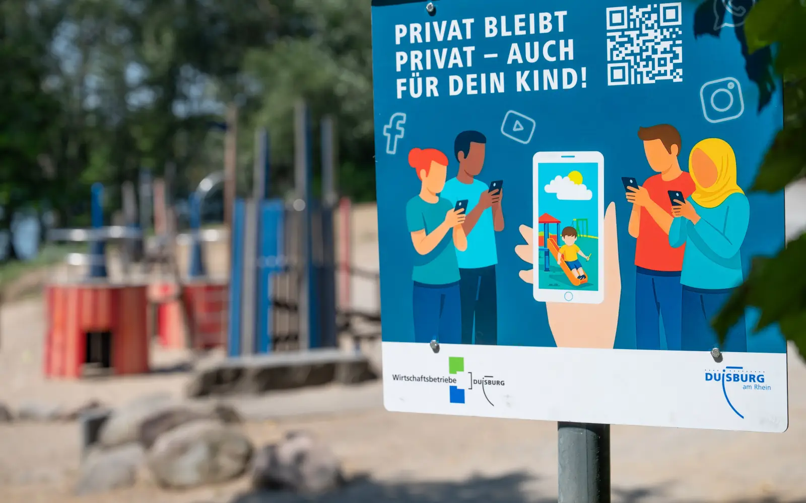 Die Schilder mit QR-Code wurden an vier Spielplätzen in Duisburg angebracht, so etwas auch am Wambachgrund in Wedau. Foto: Tanja Pickartz/Stadt Duisburg