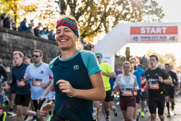 Eine Läuferin kommt am Start am Robert-Lehr-Ufer in Golzheim ins Rennen. 6.000 Teilnehmerinnen und Teilnehmer gingen bei der neunten Auflage des Rhein City Run an den Start. Foto: bunert Events GmbH