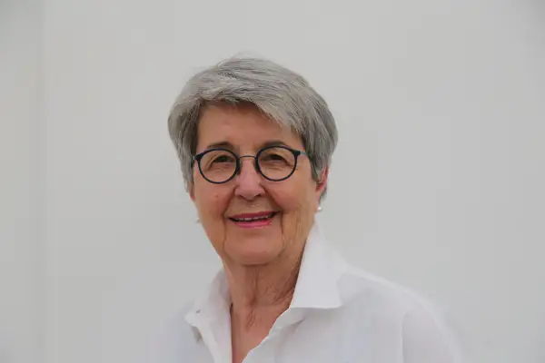 Petra Richter-Rose zeigt Papierkunst im Bürgerhaus Angermund