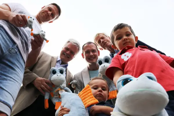Museumsmaskottchen Fred zieht als Kuscheltier in die Kinderzimmer ein