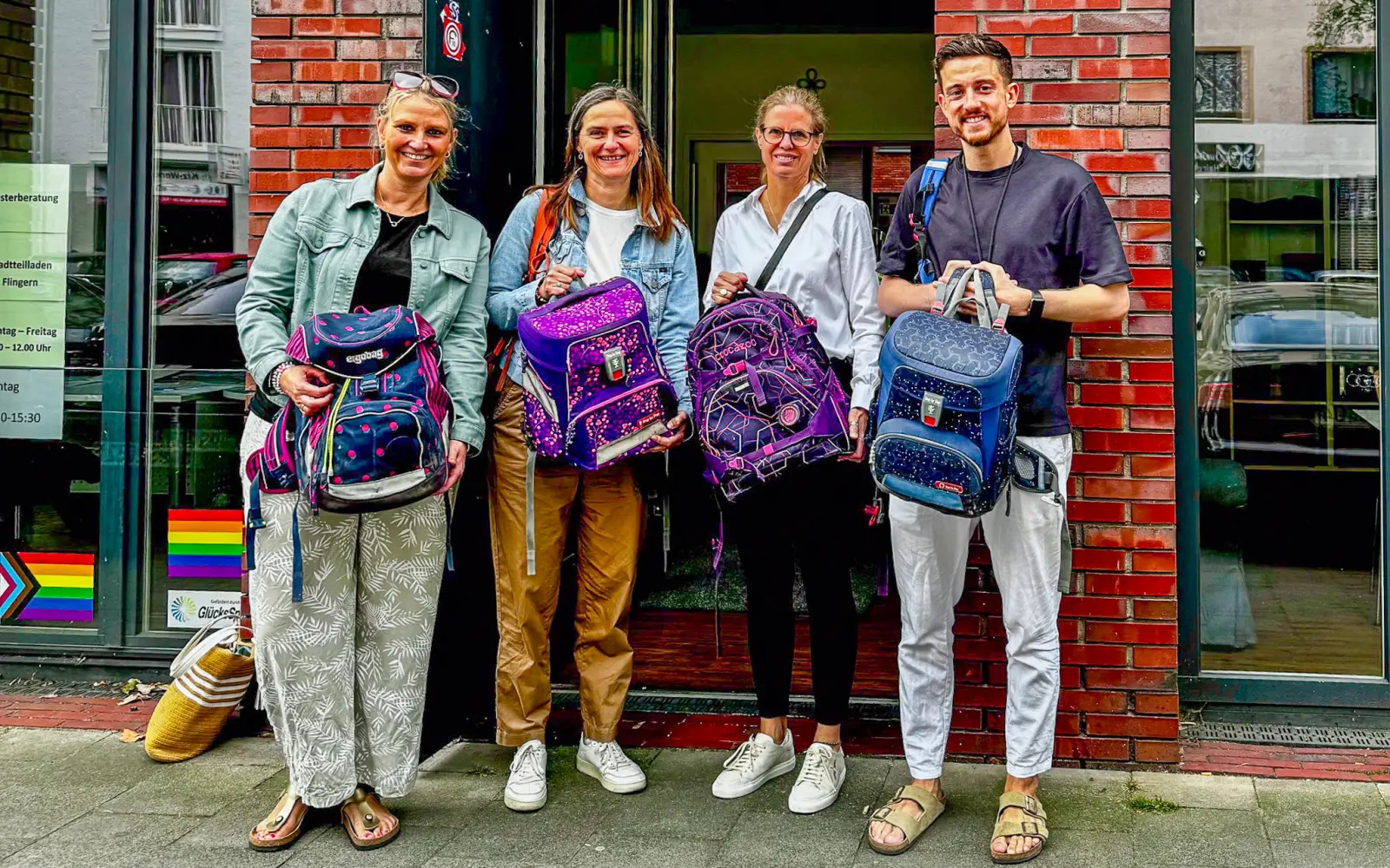 Rund 50 Schulranzen hat der Lions Club Düsseldorf-Schloss Kalkum für bedürftige Erstklässler gesammelt. (von links): Kathrin Melchert, Nora Winkler und Alexandra Thannhäuser vom Lions Club übergeben die Ranzen an Matthias Kaliebe von der Diakonie. Foto: Alexandra Thannhäuser