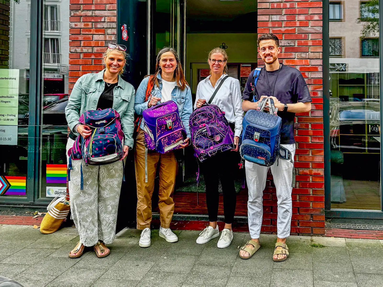 Rund 50 Schulranzen hat der Lions Club Düsseldorf-Schloss Kalkum für bedürftige Erstklässler gesammelt. (von links): Kathrin Melchert, Nora Winkler und Alexandra Thannhäuser vom Lions Club übergeben die Ranzen an Matthias Kaliebe von der Diakonie. Foto: Alexandra Thannhäuser