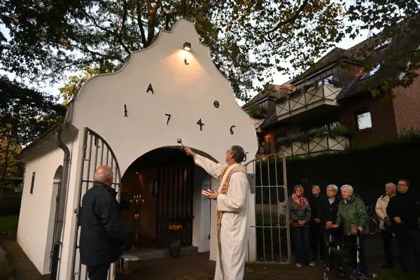 Rochuskapelle in Huckingen erstrahlt nun auch in der Dunkelheit