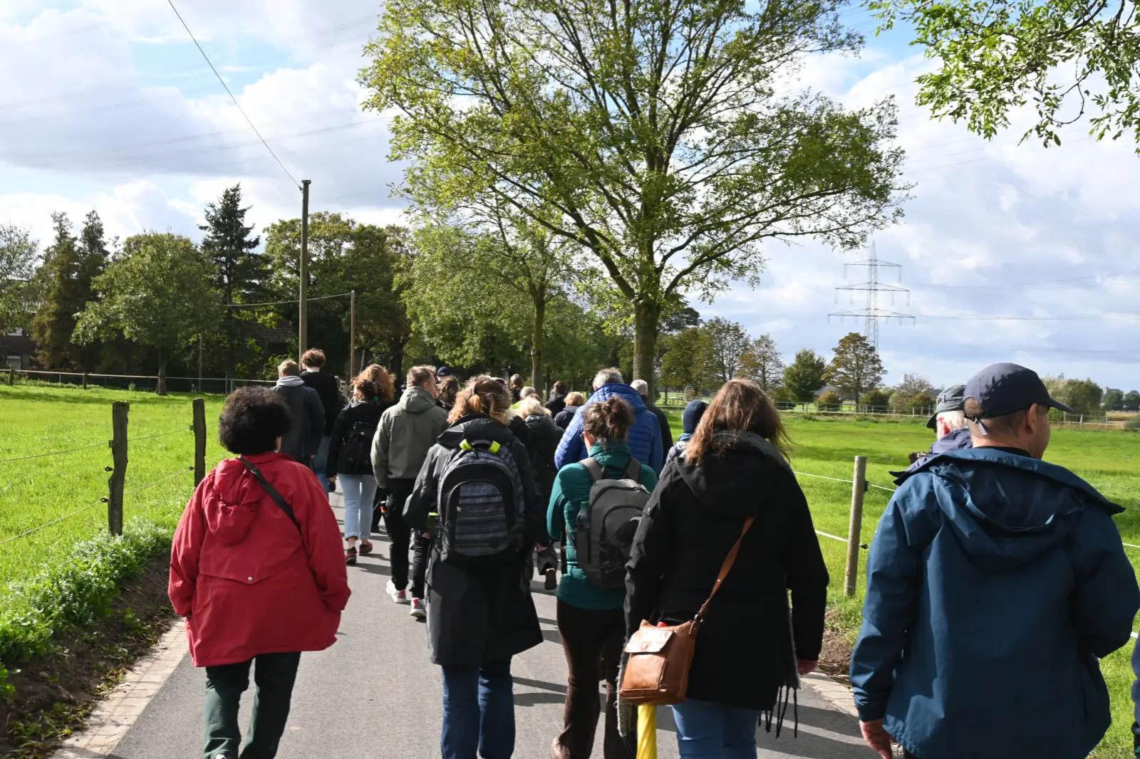Mehr als 60 Personen gingen mit OB Sören Link gut drei Kilometer lang in und um Serm spazieren und tauschten sich mit ihm aus. Foto: sam 