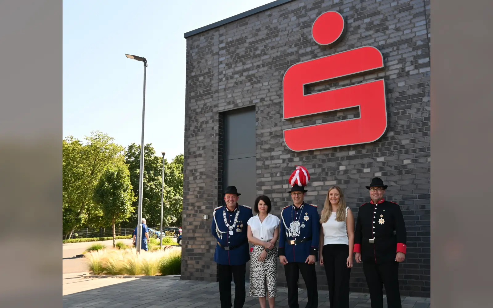 Bei der Spendenübergabe der Sparkasse Duisburg (von links): Brudermeister Ludger Heesen, Beate Anna Luckins, Schützenkönig Sven Neukamm, Caroline Welk sowie Kevin Bahr, 2. Brudermeister. Foto: sam