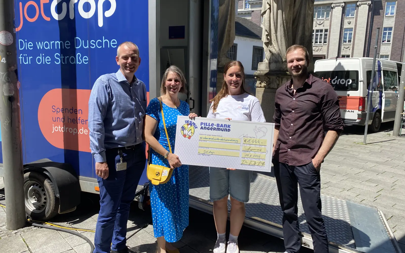 Eine Abordnung der Karnevalsgesellschaft „De 11 Pille“ Angermund übergab 1.444 Euro an das Dusch- und Beratungsmobil „jotdrop“ des Vereins Flingern mobil. Foto: KG „De 11 Pille“ Angermund