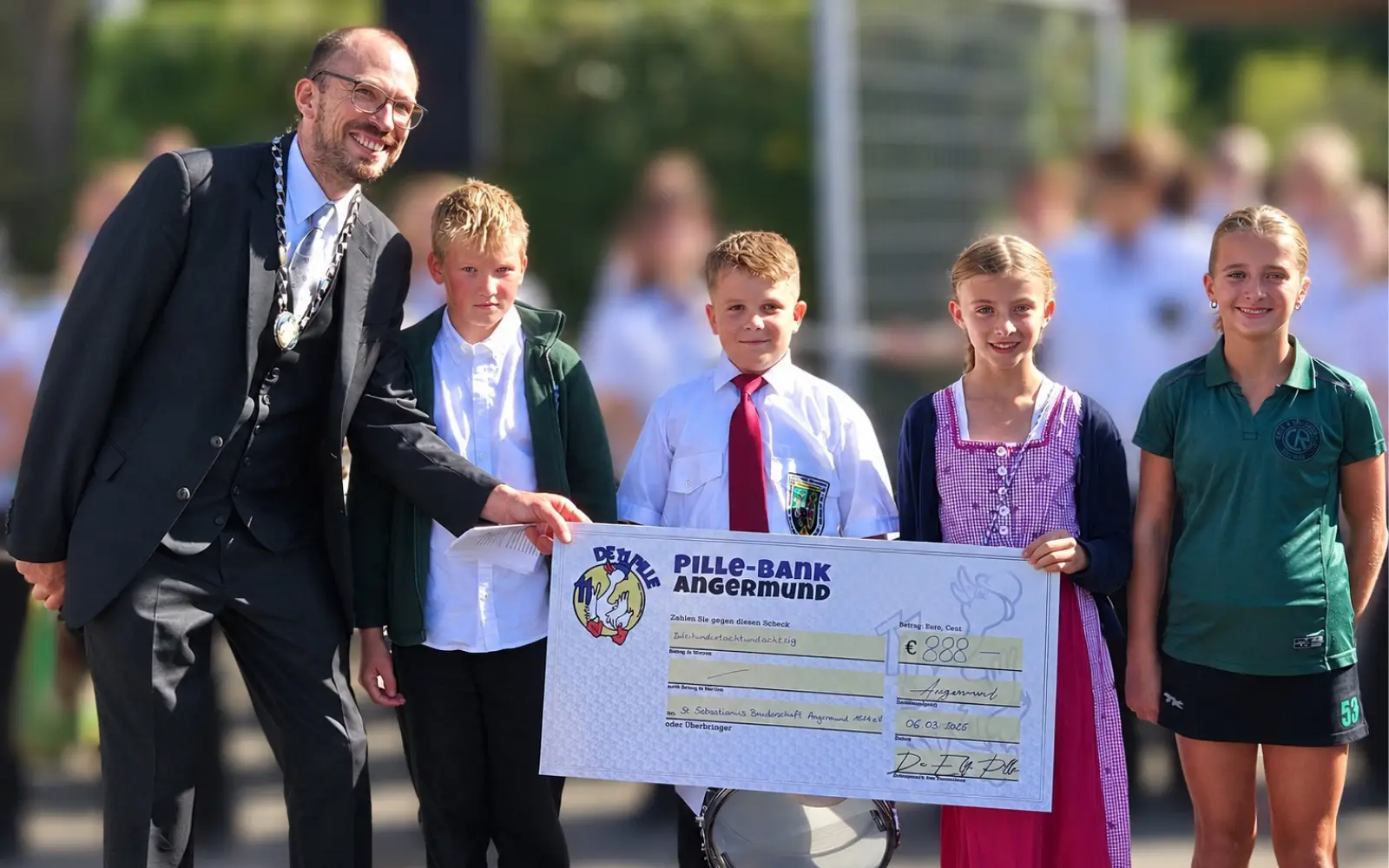 Angermunder Jecken spenden für ein Duschmobil und das Schützenhaus