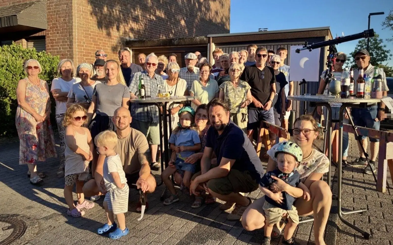 Familie, Freunde und Nachbarn kamen am 12. August in Duisburg-Rahm zusammen, um die Sonnenfinsternis gemeinsam zu beobachten. Foto: privat