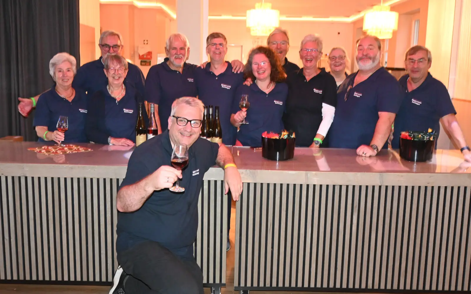 Das Team des Bürgervereins Huckingen möchte auch in diesem Jahr wieder die Besucher im Steinhof beim Weinfest mit edlen Tropfen verwöhnen. Archivfoto: sam