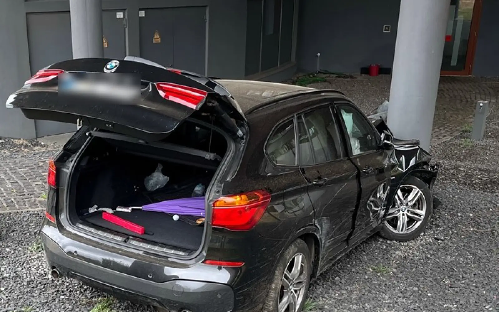 Der schwer beschädigte BMW an der Unfallstelle auf der Düsseldorfer Landstraße in Huckingen. Foto: Polizei Duisburg