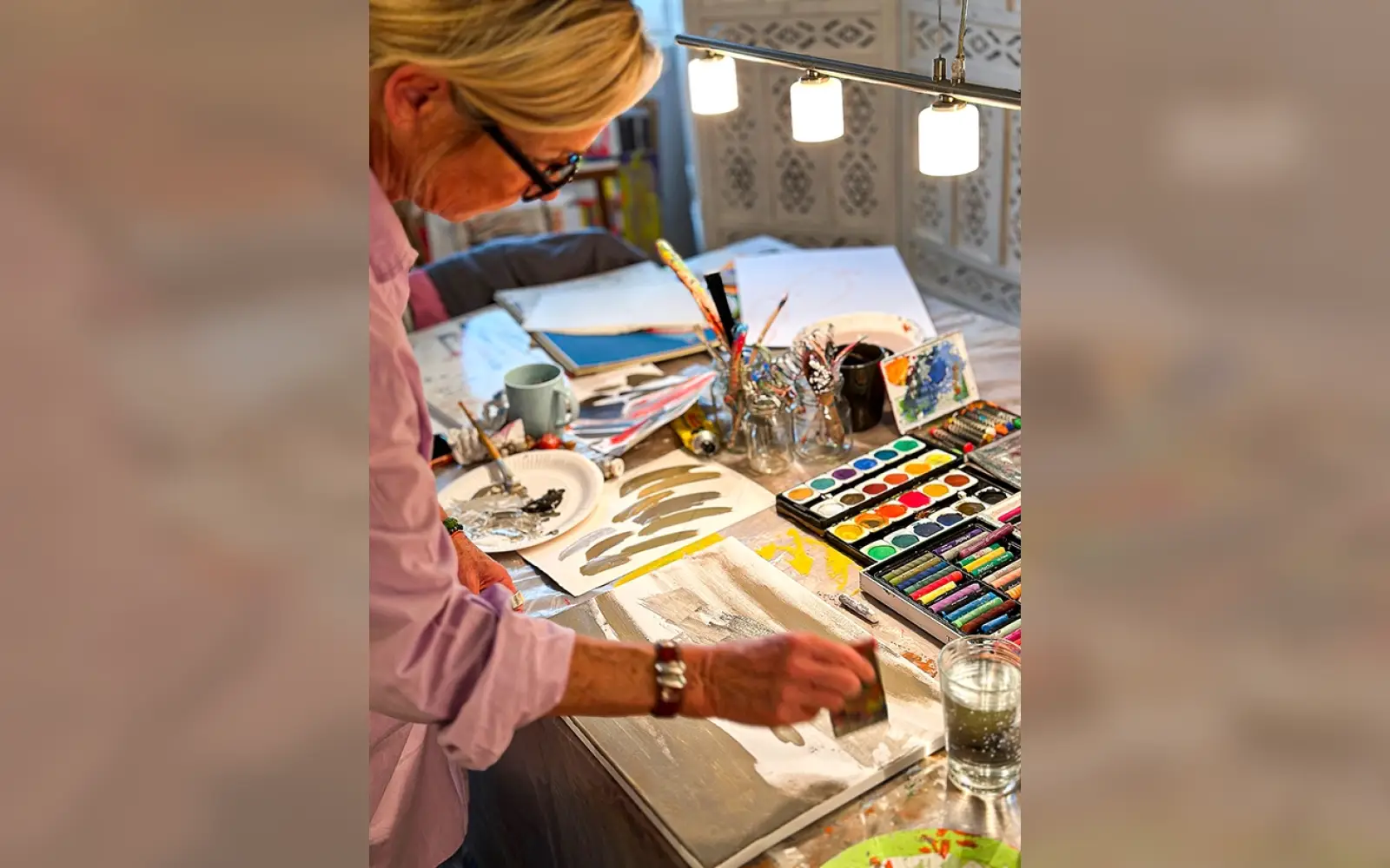 Bei den After-Work-Malabenden im Atelier Sandtwerk in Kaiserswerth stehen Pinsel, Aquarellkästen und Kreiden bereit, Vorkenntnisse sind nicht nötig. Foto: Annette Sandt