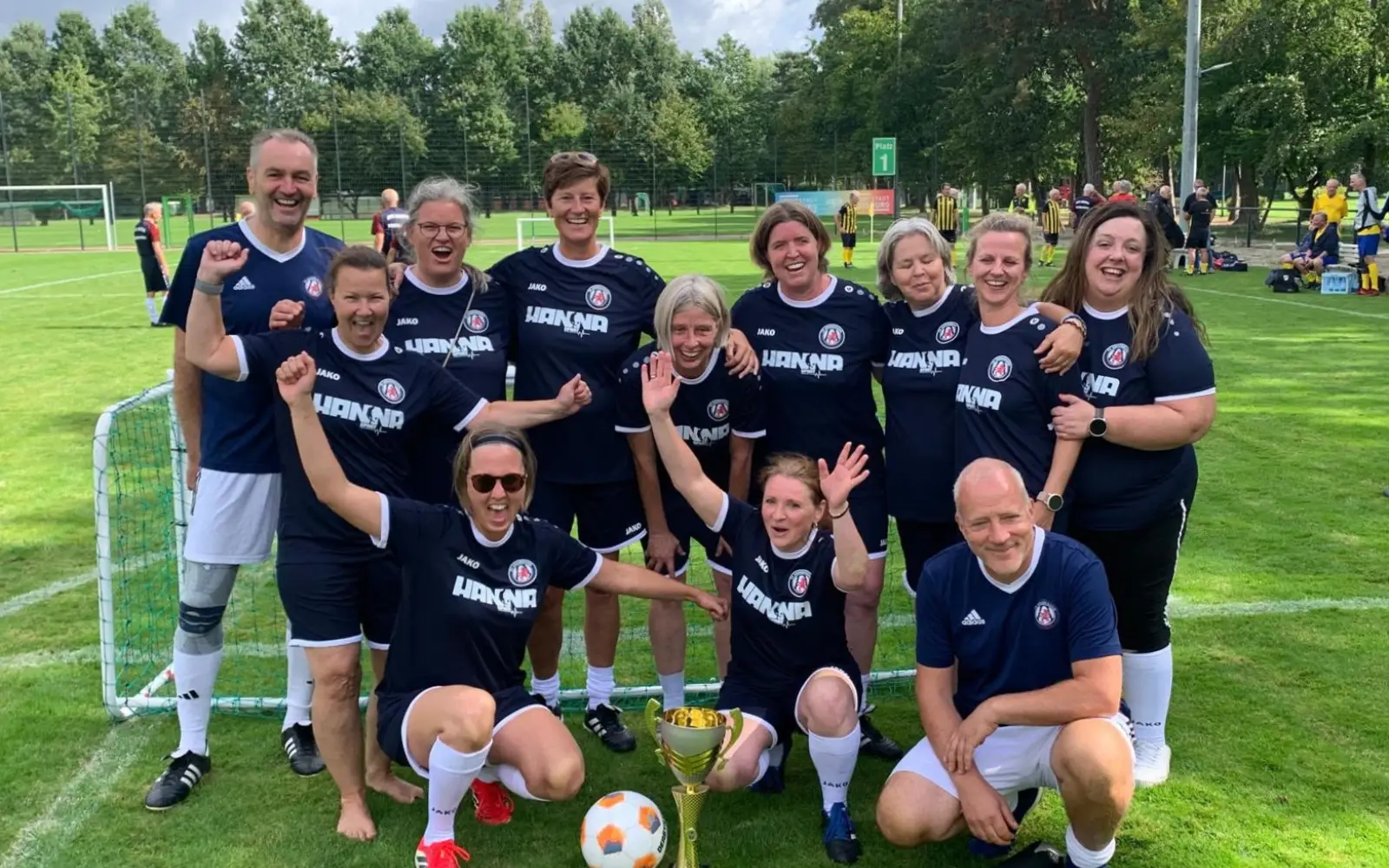 Die „Walking Queens“ des TV Angermund haben bei ihrer Turnierpremiere den Pokal geholt, im Team stehen ihre Trainer Ralf Hennig (oben links) und Thorsten Dorloff (unten rechts). Foto: TVA
