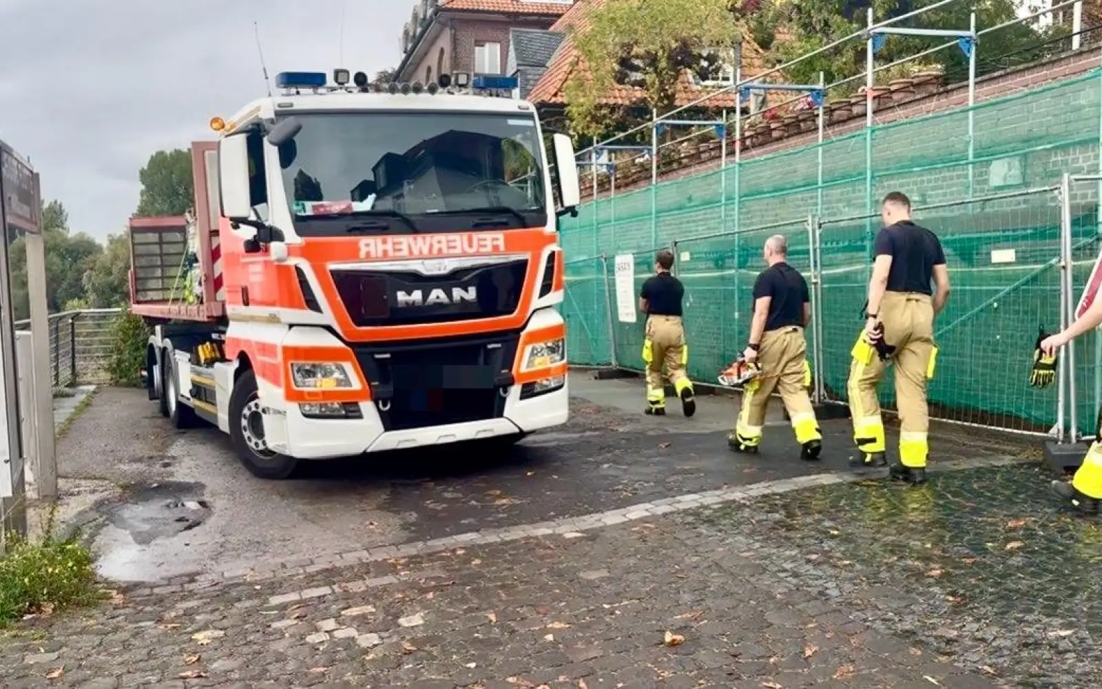 Einsatzkräfte der Feuerwehr Düsseldorf am Donnerstag am Kaiserswerther Rheinufer, wo drei Panzerfäuste aus dem Zweiten Weltkrieg gefunden wurden. Foto: ds