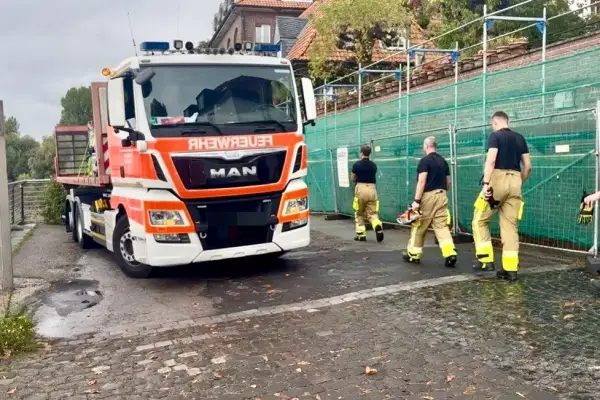Einsatzkräfte der Feuerwehr Düsseldorf am Donnerstag am Kaiserswerther Rheinufer, wo drei Panzerfäuste aus dem Zweiten Weltkrieg gefunden wurden. Foto: ds
