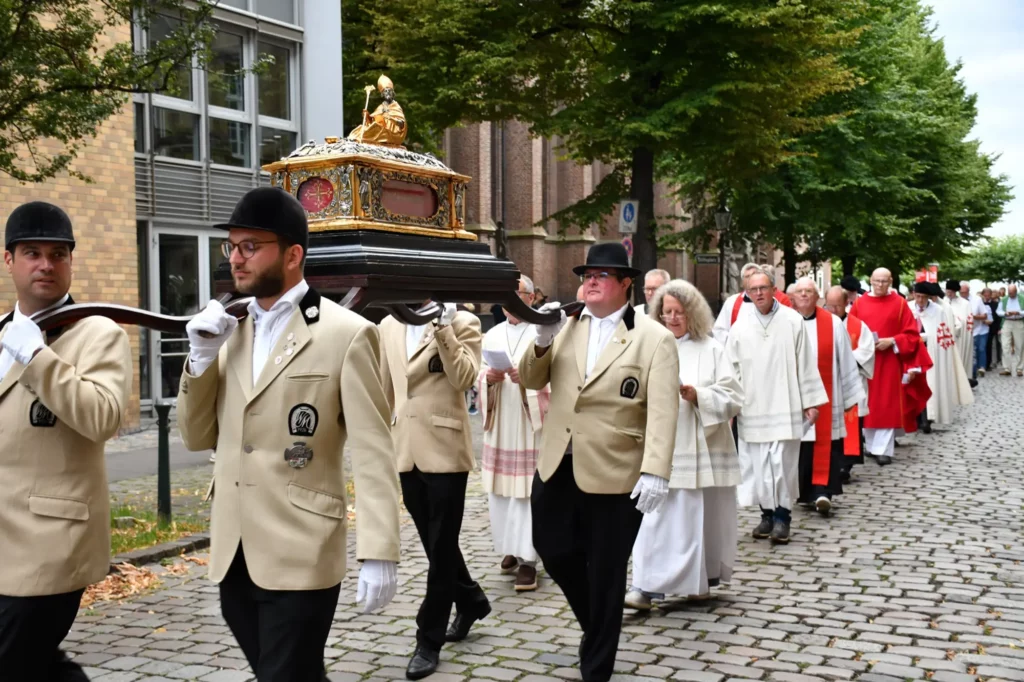 Die Reliquienprozession zieht durch die Straßen Düsseldorfs, begleitet von Gläubigen und Musik. Foto: Sabine Polster