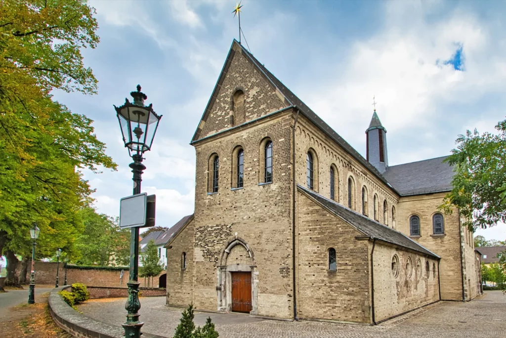 Pfarrkirche für den gesamten Düsseldorfer Norden soll die St.-Suitbertus-Basilika in Kaiserswerth werden. Foto: Lilly Urbaschek