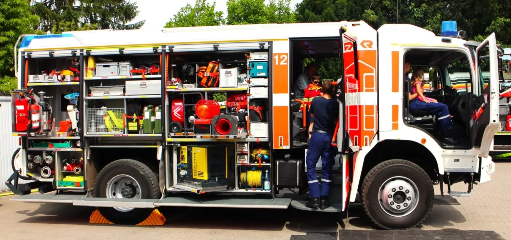 Ein Feuerwehrlöschfahrzeug, speziell angefertigt für den Einsatz auf Flughäfen. Foto: vj