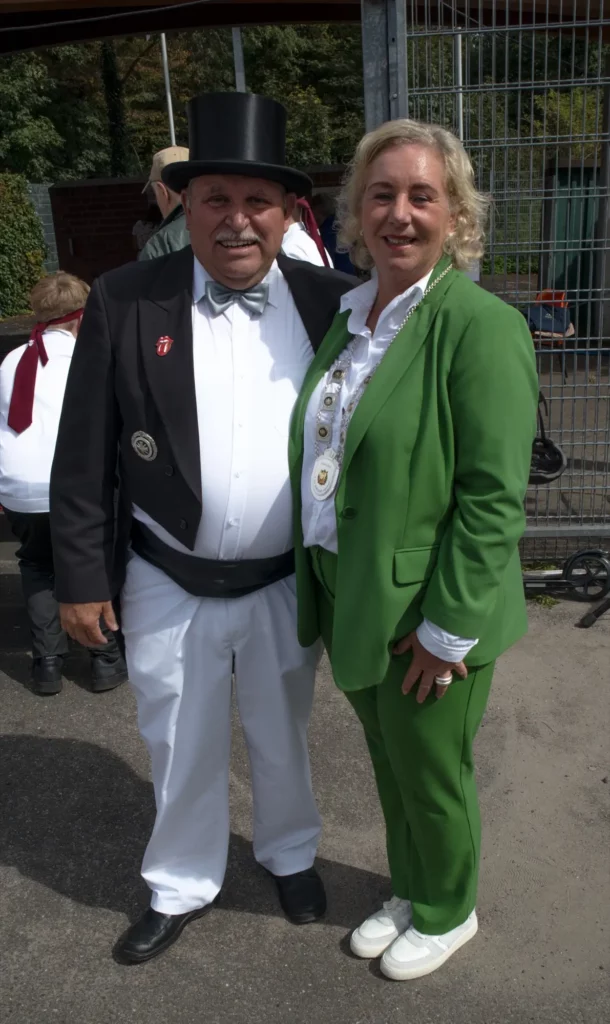 Der Gästekönig des vergangenen Jahres, Ferdinand Wolff, im Gespräch mit seiner Vorgängerin Babette de Fries, der Leiterin der städtischen Kindertagesstätten Am Litzgraben und Angeraue in Angermund. Foto: vj