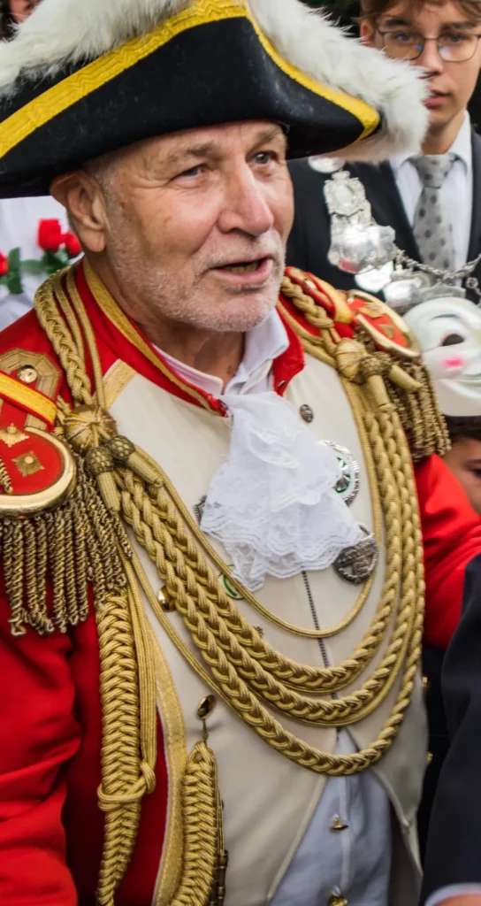 Der neue Schützenkönig von Angermund noch in „Dienstkleidung“, kurz nach seinem goldenen Schuss: Martin Schilling. Foto: vj