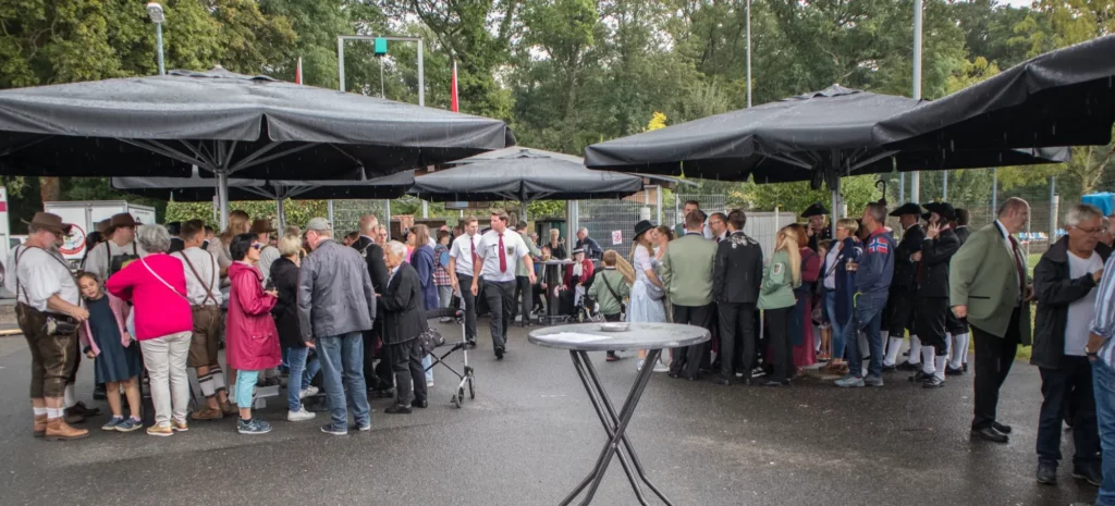 Vor, während und nach dem Schießen gab es immer wieder Regenschauer, wodurch die Zuschauer mehrfach enger zusammenrücken mussten. Foto: vj