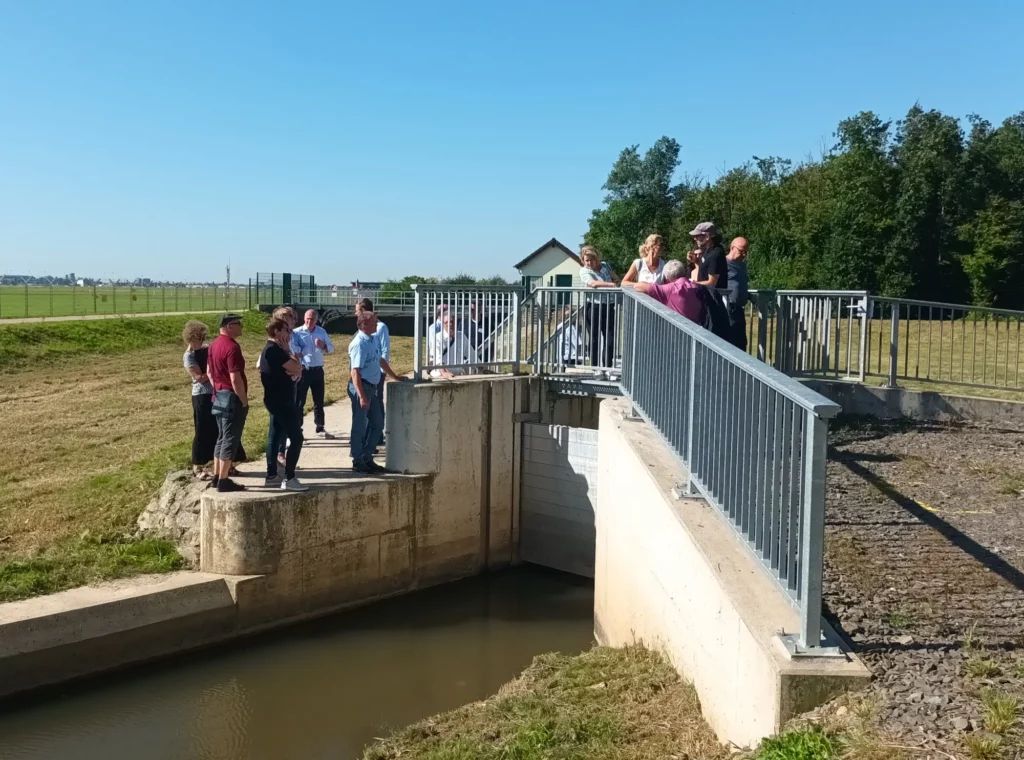 Bei bestem Wetter erfahren die Vorstandsmitglieder des BRW wie der Hochwasserschutz an Anger und Schwarzbach verbessert wird. Foto: BRW