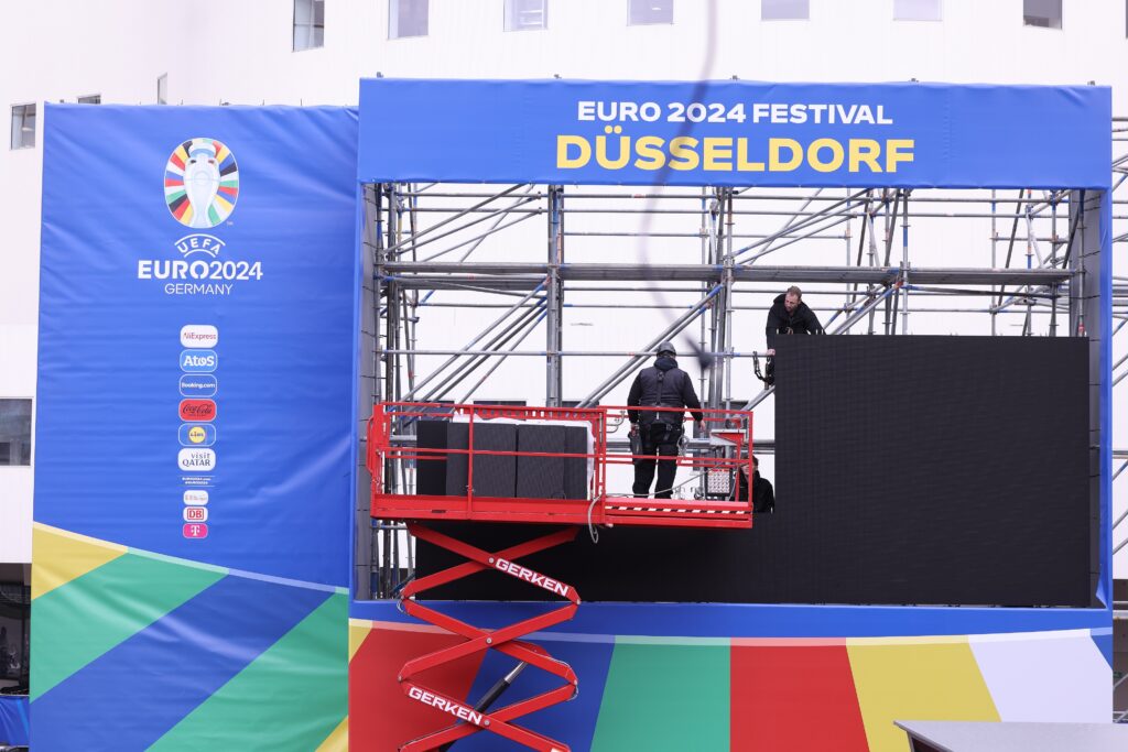 Die Fan Zone wird im EURO-Layout und dem "Düsseldorf"-Schriftzug gebrandet
© Foto: Landeshauptstadt Düsseldorf/David Young