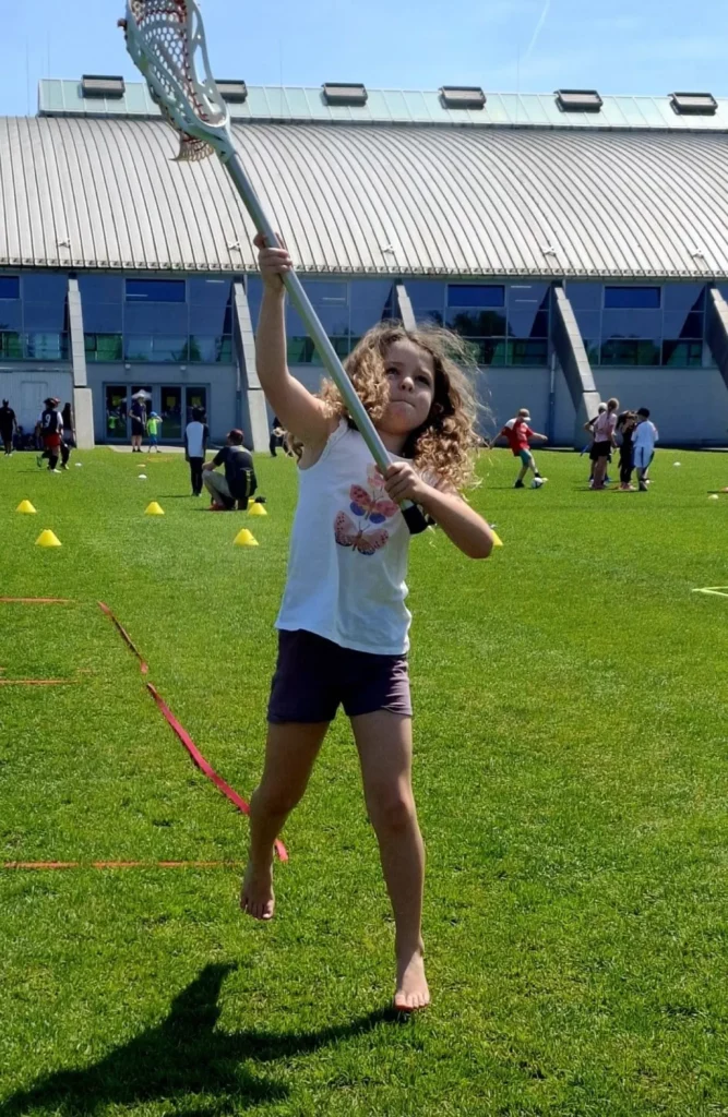Die achtjährige Mila zeigte sich sehr ausdauernd beim Lacrosse-Training © Landeshauptstadt Düsseldorf/Sportamt