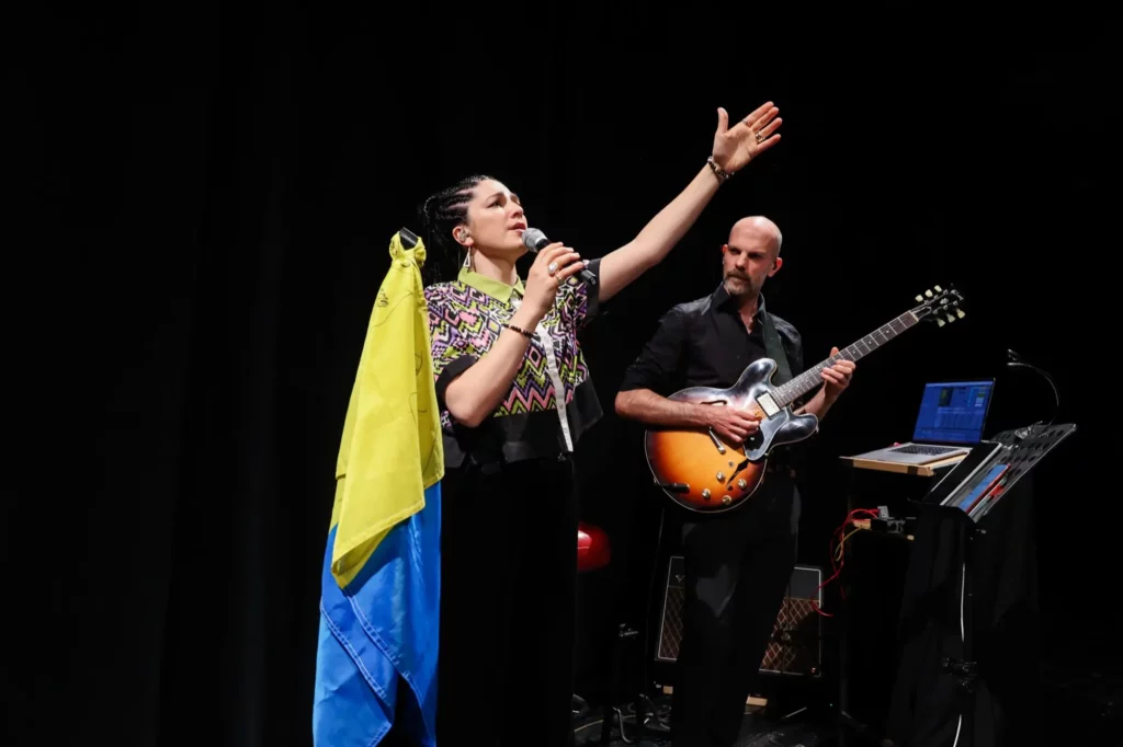 Die ukrainische Musikerin Laura Marti begleitete durch die Veranstaltung, Foto: Melanie Zanin