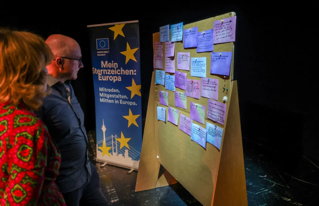 In einer interaktiven Mitmachaktion formulierten die Teilnehmenden ihre Wünsche und Forderungen an Europa, die sehr unterschiedlich ausfielen, Foto: Melanie Zanin
