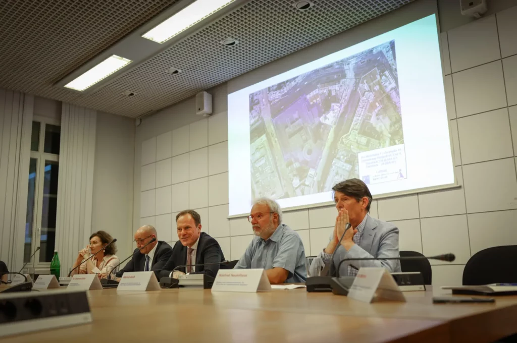 Bei der PK zum Opernhaus der Zukunft am Wehrhahn (v.r.): Manfred Neuenhaus (FDP), Markus Raub (SPD), OB Dr. Stephan Keller, Rolf Tups (CDU) sowie Miriam Koch, Beigeordnete für Kultur und Integration. © Landeshauptstadt Düsseldorf/Melanie Zanin