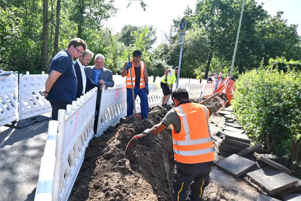 Falko König, Gigabitkoordinator der Stadt Duisburg, schaute sich mit Martin Murrack und Hartmut Kühn die Baustelle Am Bruchgraben an (von links). Foto: sam