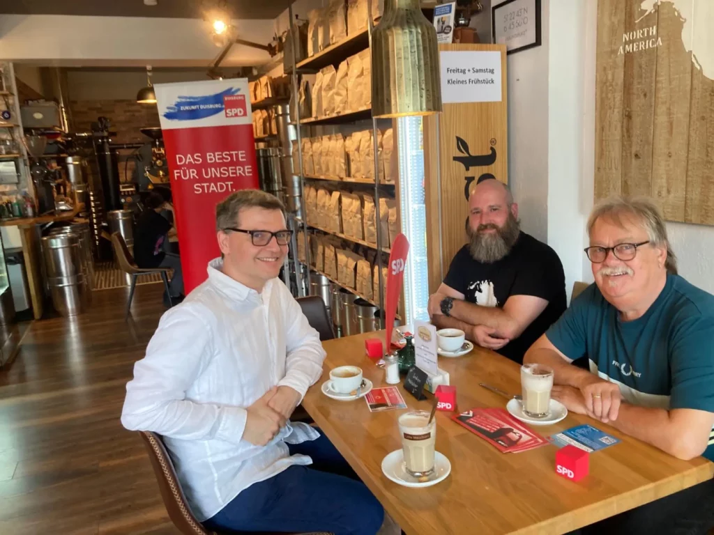 Bei verschiedenen Kaffeespezialitäten kamen alle schnell ins Gespräch miteinander (von links): Alexander Hartmann, Sascha Röser und Dieter Lieske. Foto: sam