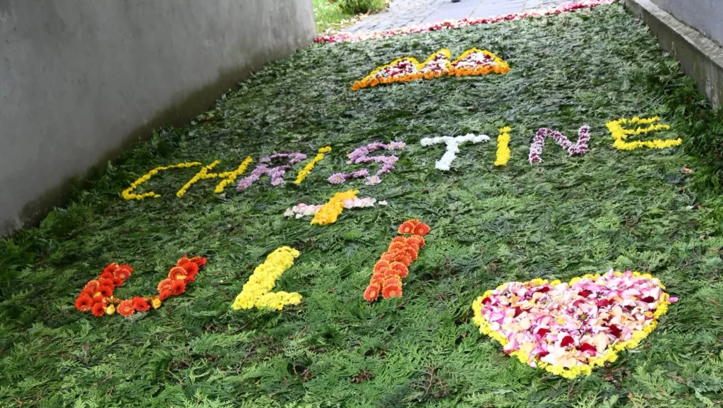 Die Schützen hatten für ihre Königin einen herrlichen Blumenteppich vorbereitet. Foto: sam