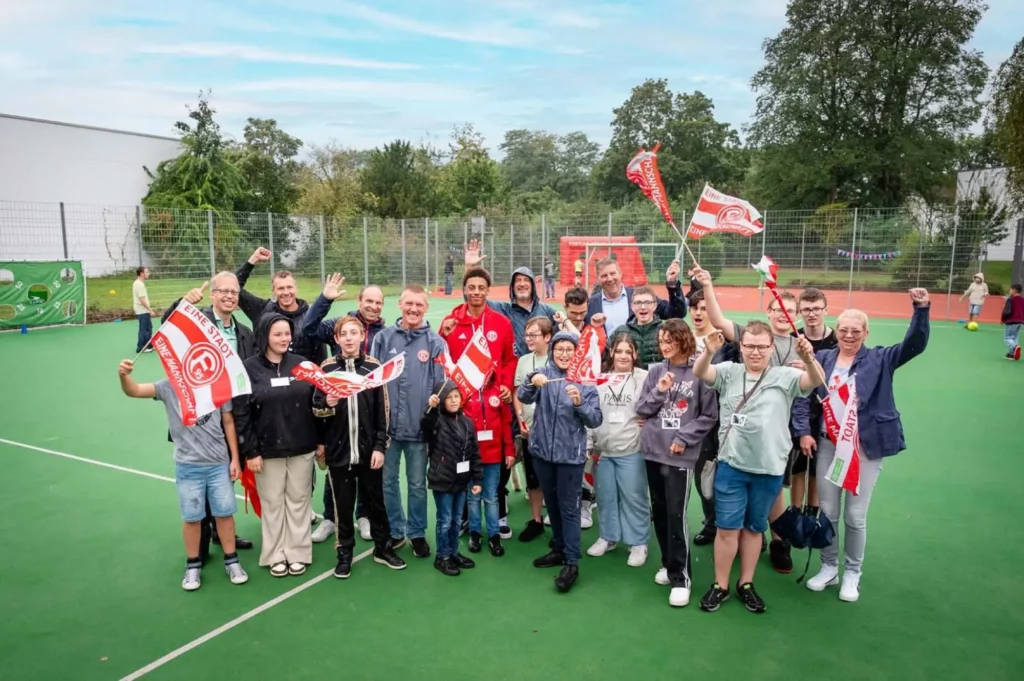 Super Stimmung auf dem neuen Bolzplatz trotz Regen. Foto: Dirk Bannert / Graf Recke Stiftung